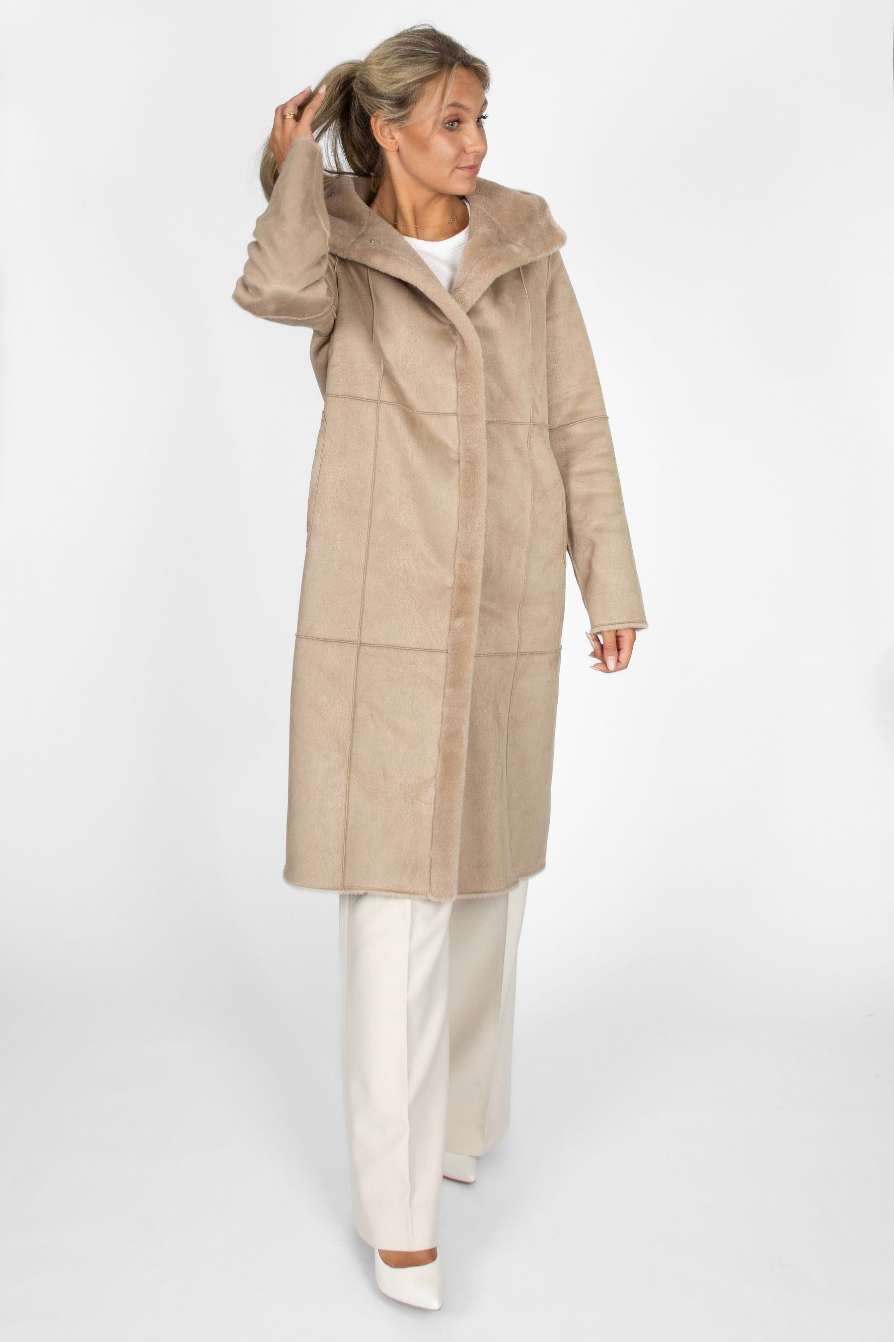Lammfell Wendeparka Damen in Beige, Vorderansicht mit Kapuze, 108 cm lang