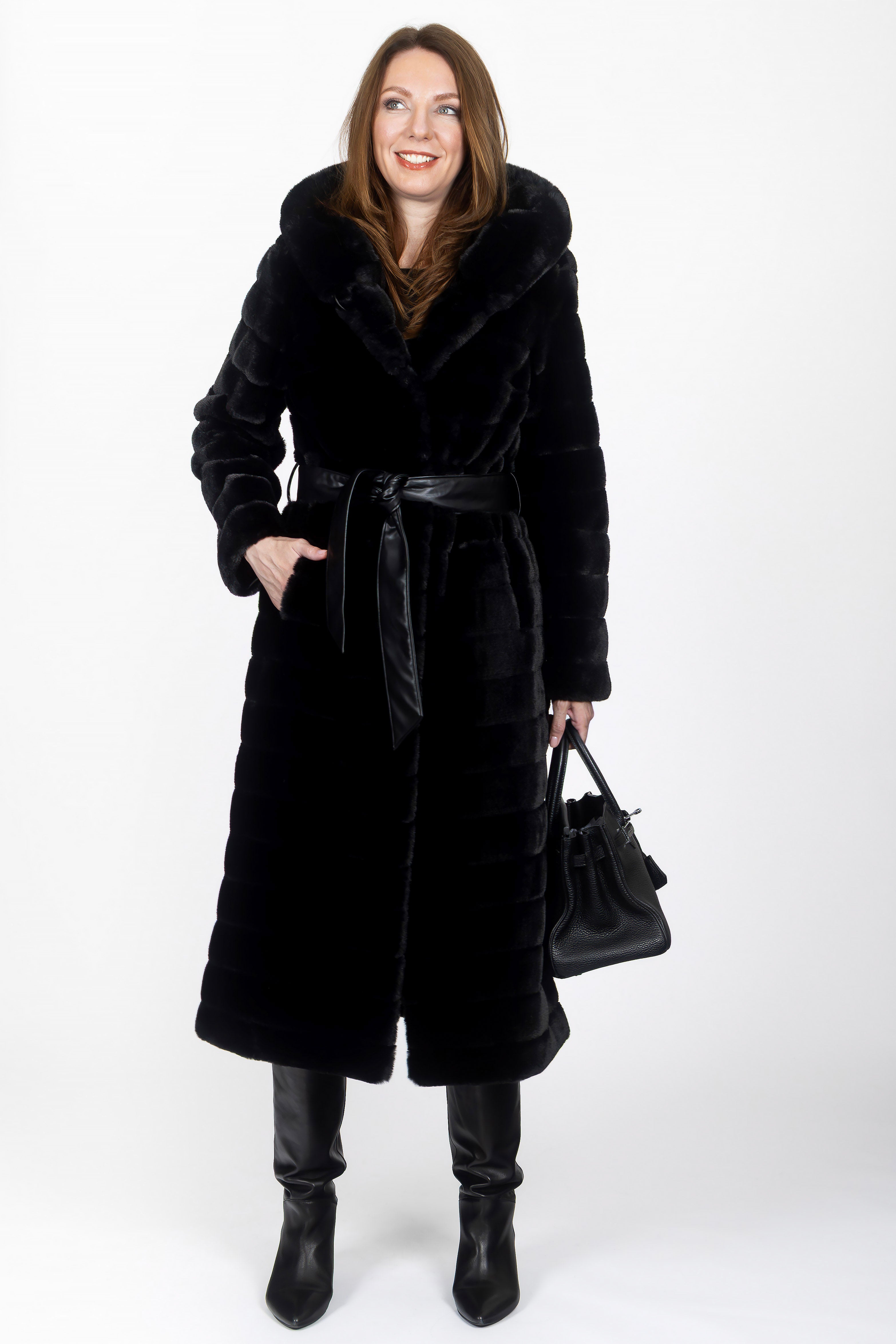 Eleganter Faux Fur Mantel in Schwarz mit A-Linien-Passform.