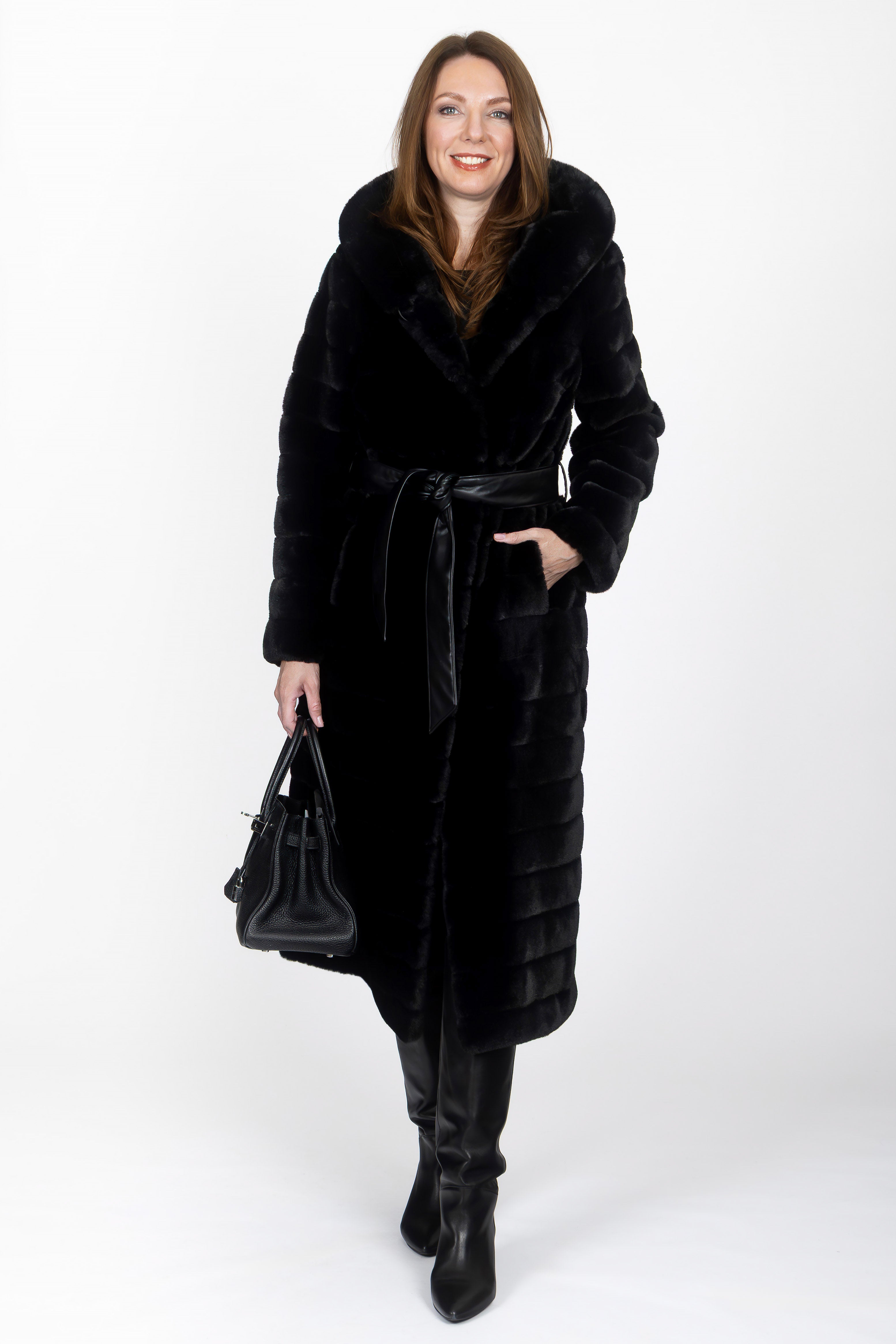 Langer Damen Kunstfellmantel mit Kapuze in Schwarz, Vorderansicht.