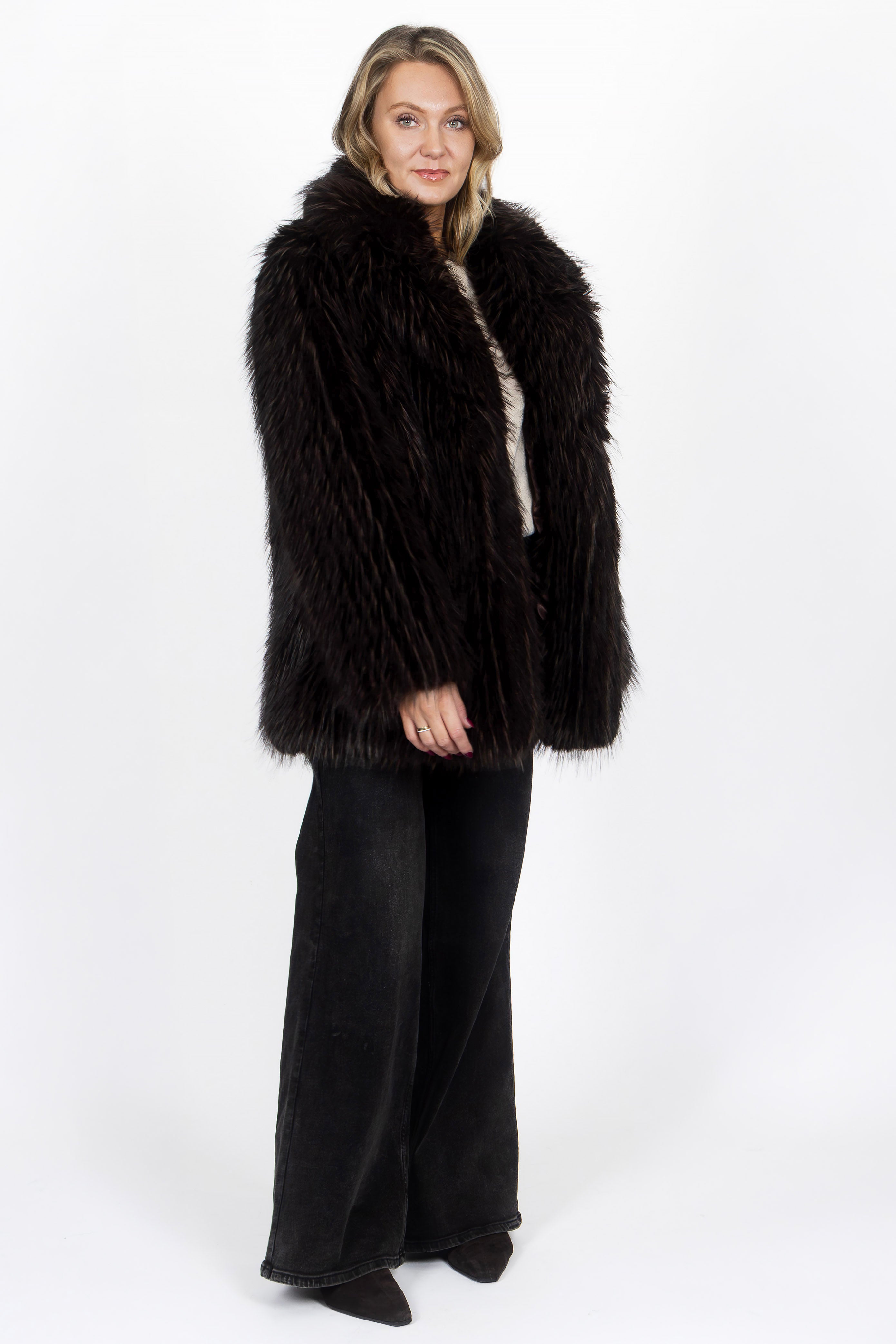Oversized Damenjacke mit Langhaar-Kunstfell, rechte Seitenansicht.

