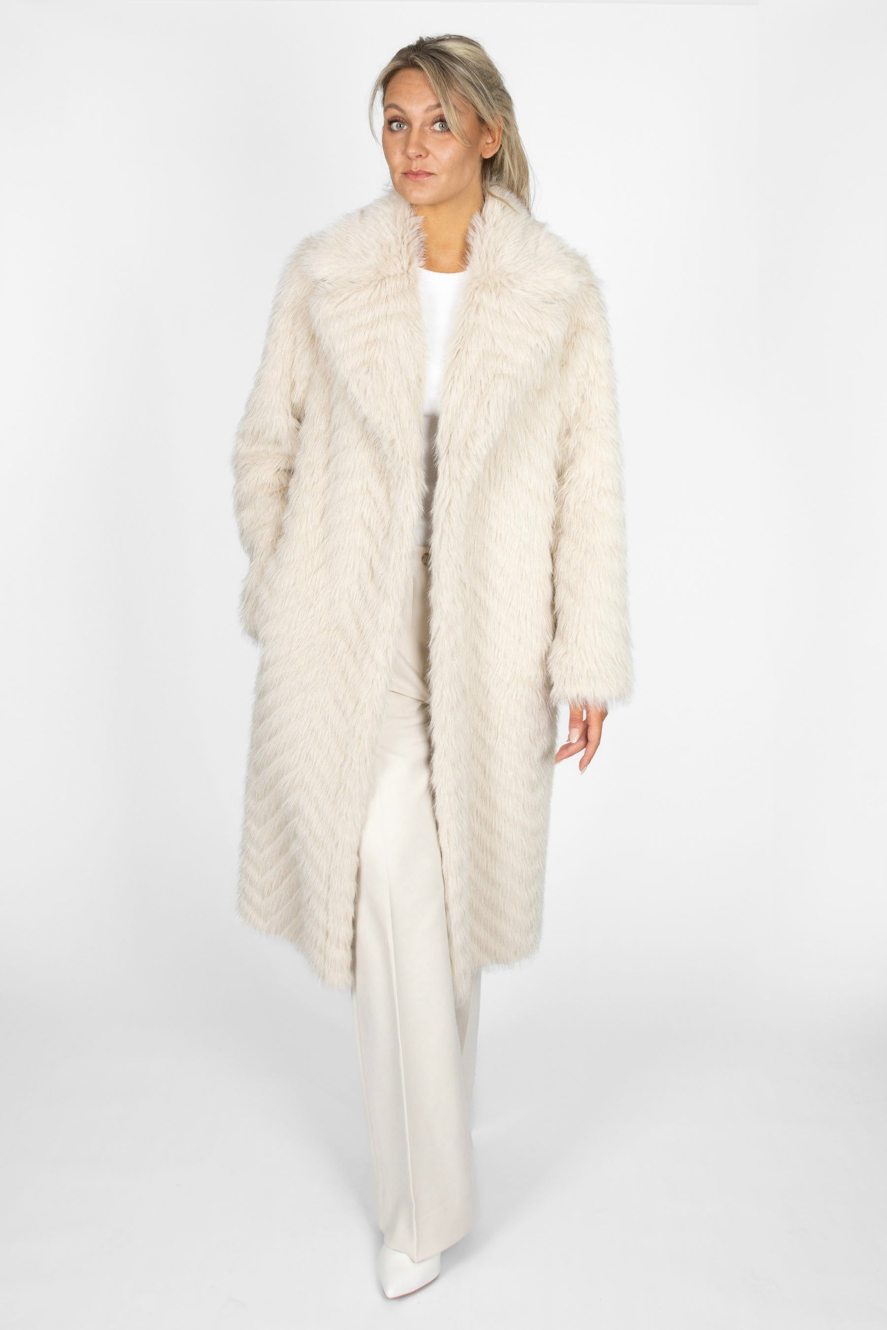Eleganter Faux Fur Blazermantel in Off White, Frontansicht für Damen