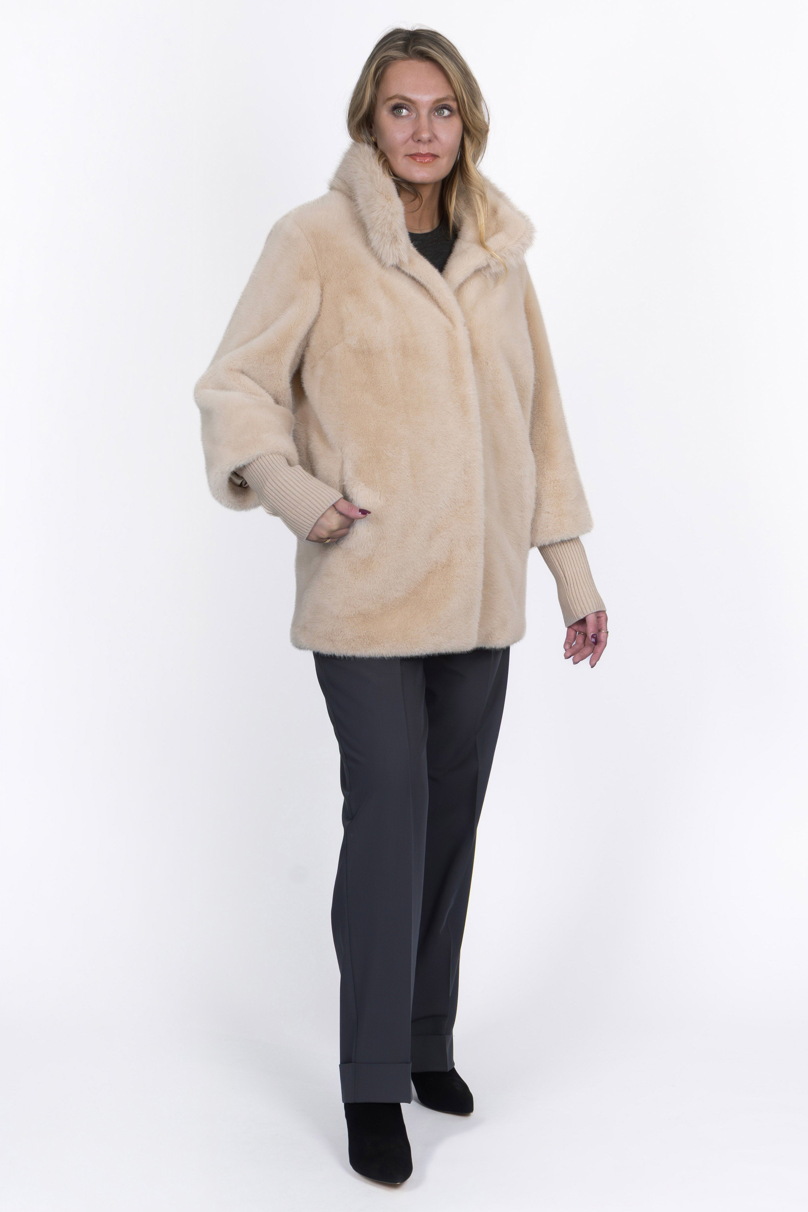 Model trägt die Damenjacke aus Kunstfell in Nerz-Optik in Ecru