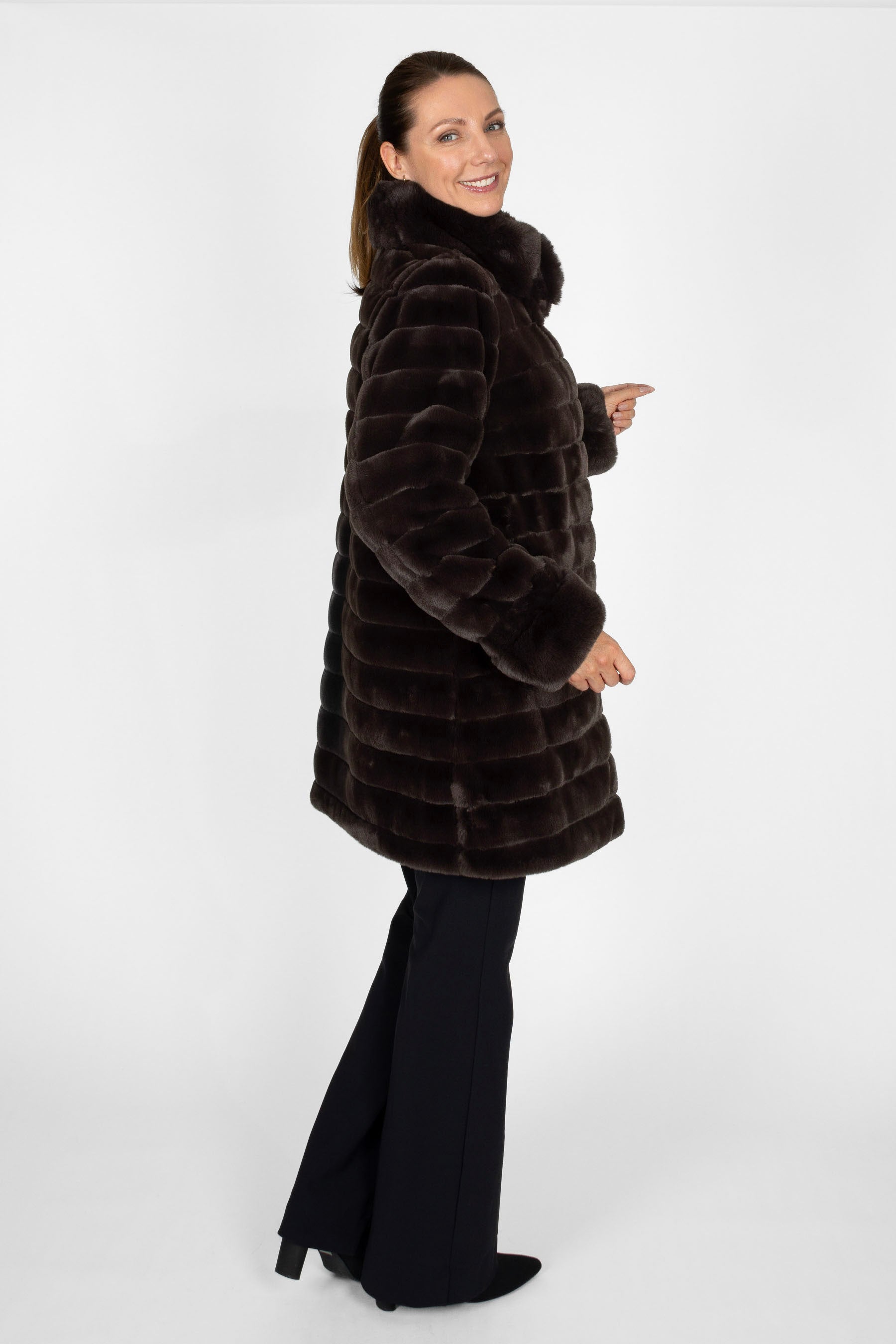 Wendejacke aus Kunstpelz in Schwarzbraun, Stehkragen, 90 cm, Seitenprofil