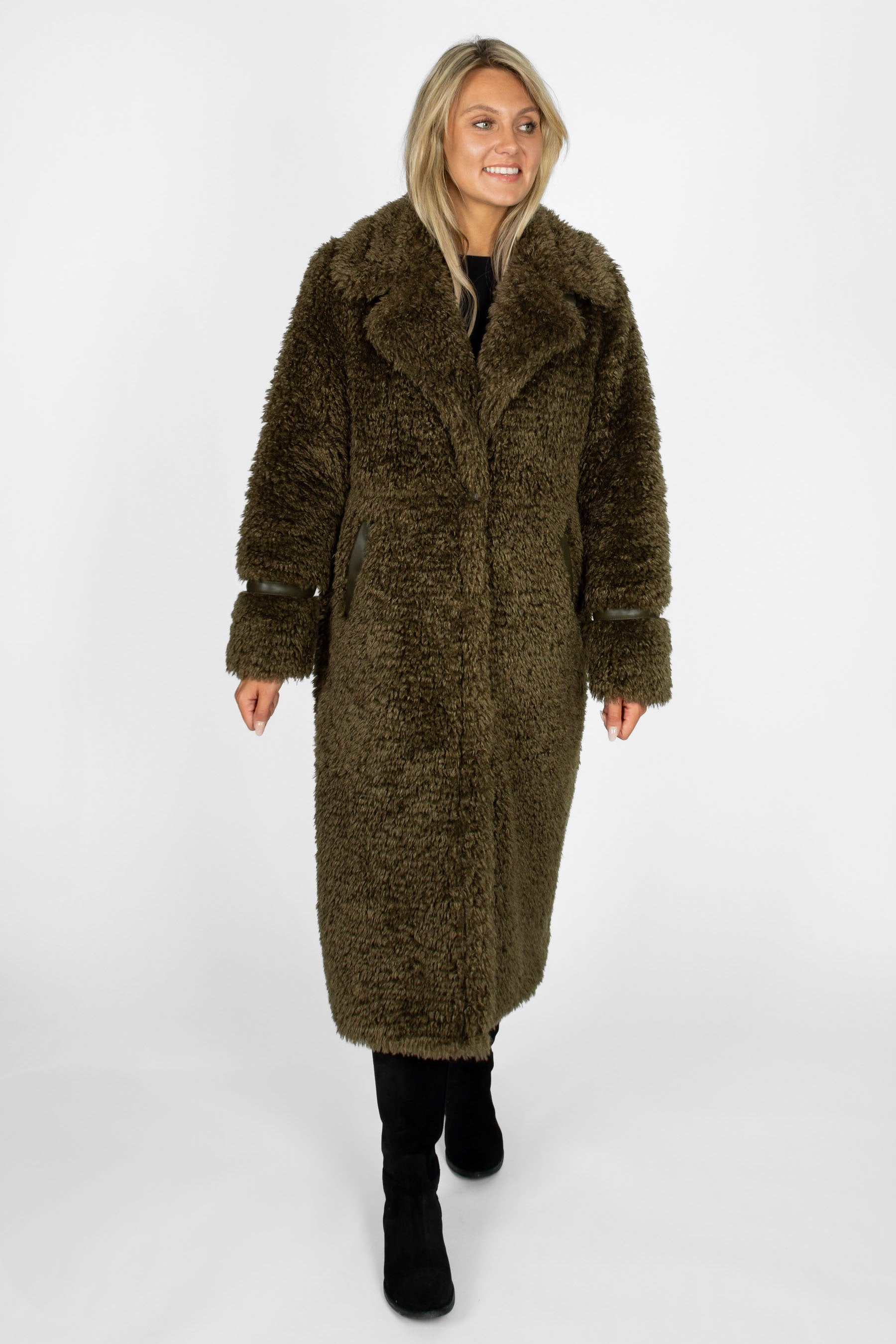 Langer Damen-Blazermantel in Dunkelgrün aus Teddyfellimitat mit Eco-Leder-Details, Vorderansicht, 115 cm