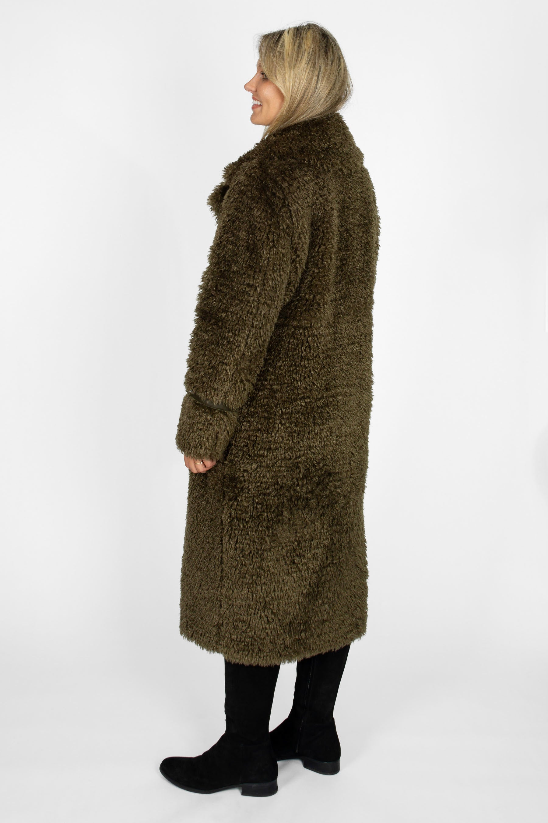 Langer Blazermantel Dunkelgrün aus Teddyfellimitat mit veganen Eco-Leder-Details, Seitenansicht, 115 cm