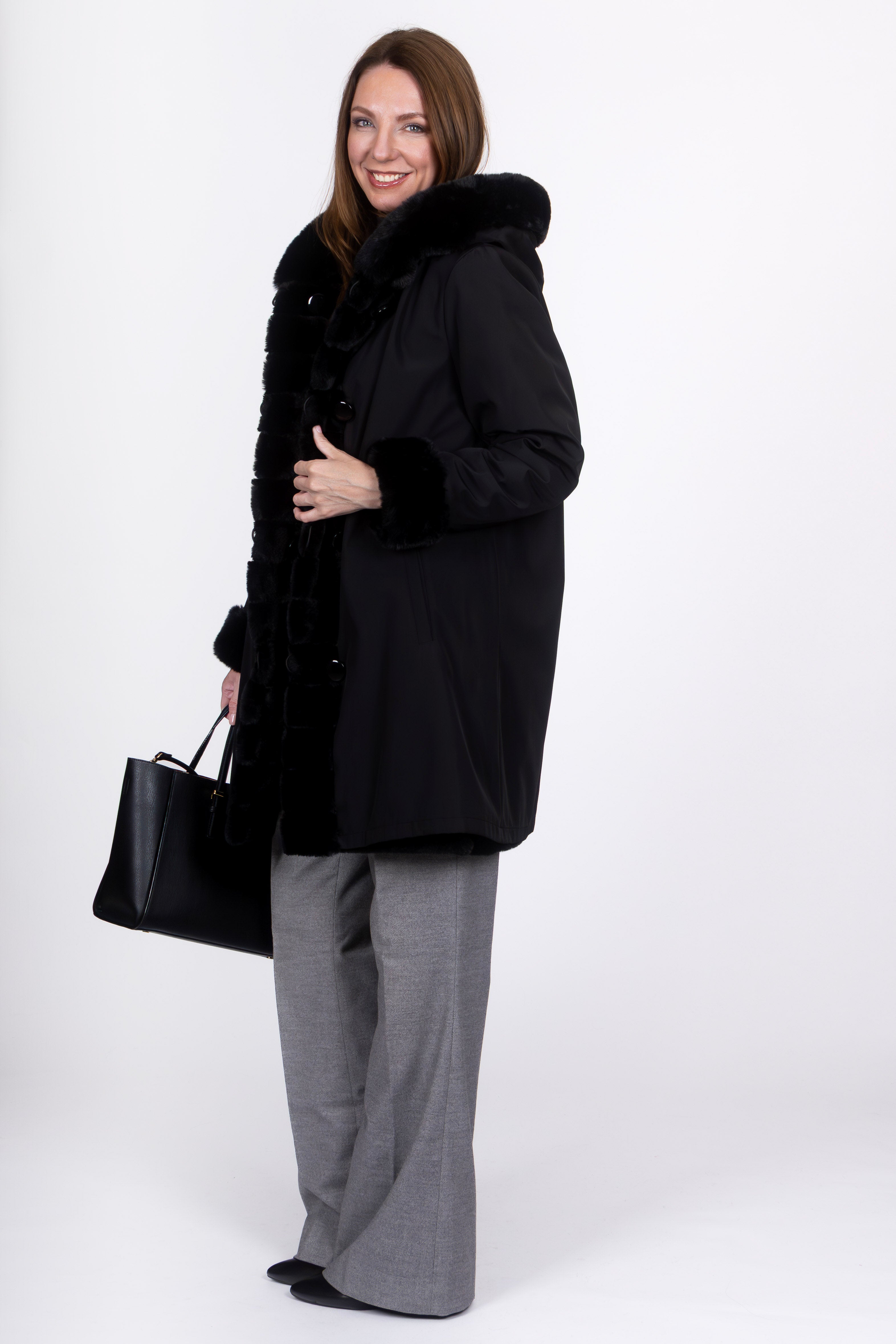Model trägt den Teddymantel in Schwarz von der linken Seite.