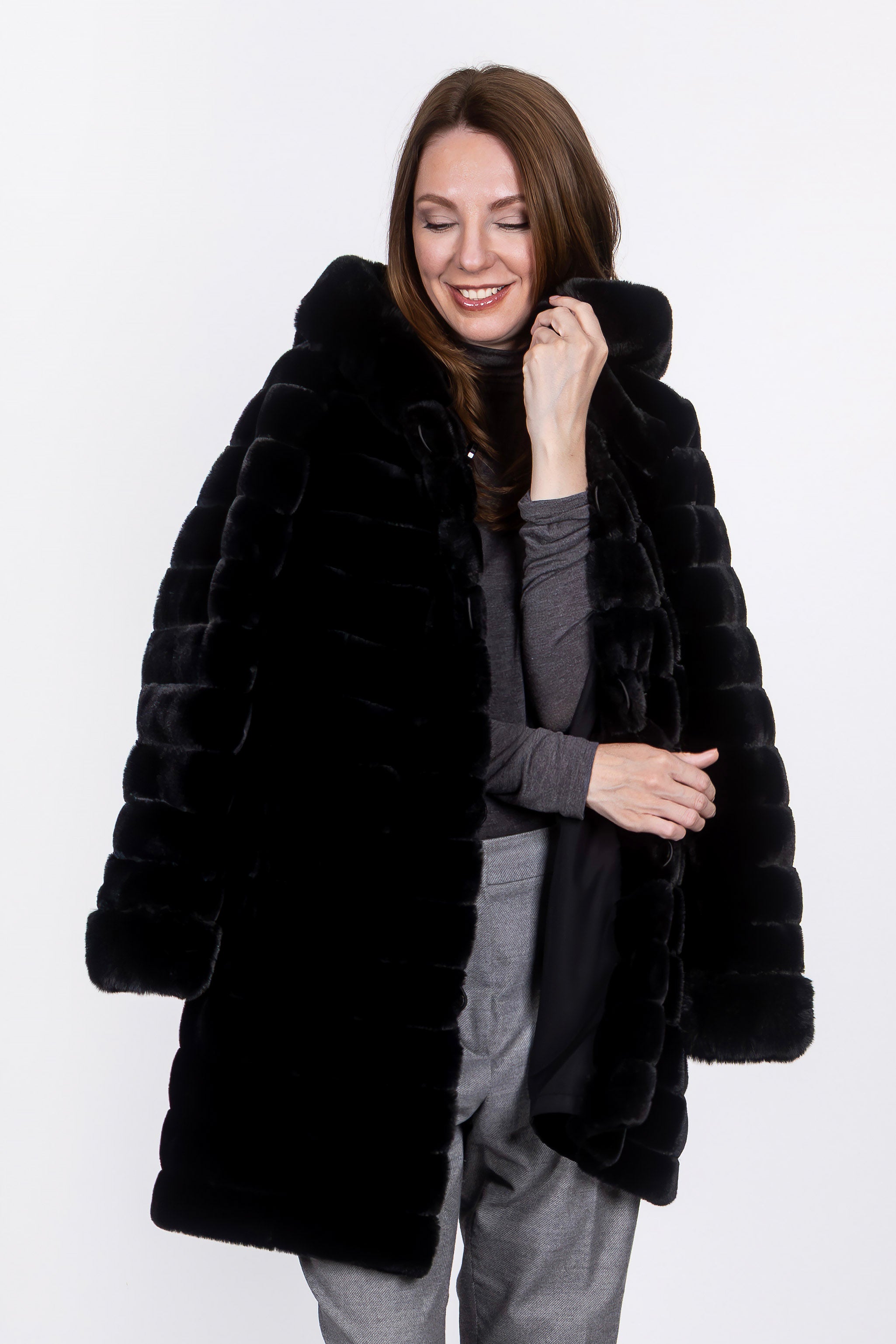 Eleganter Wintermantel aus Kunstfell in Schwarz von vorne.