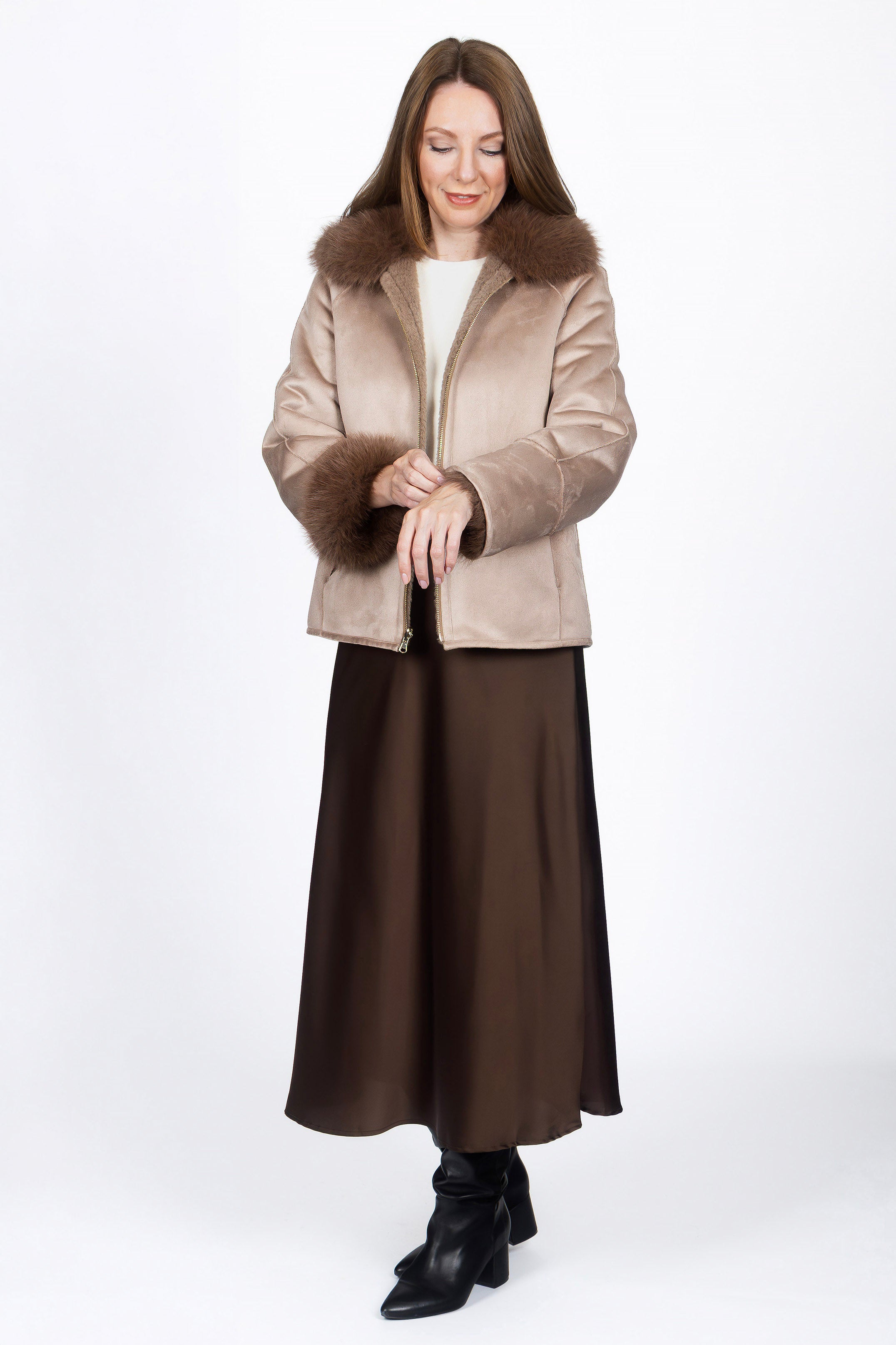 Model trägt die oversized Wendejacke im Lammfell-Look