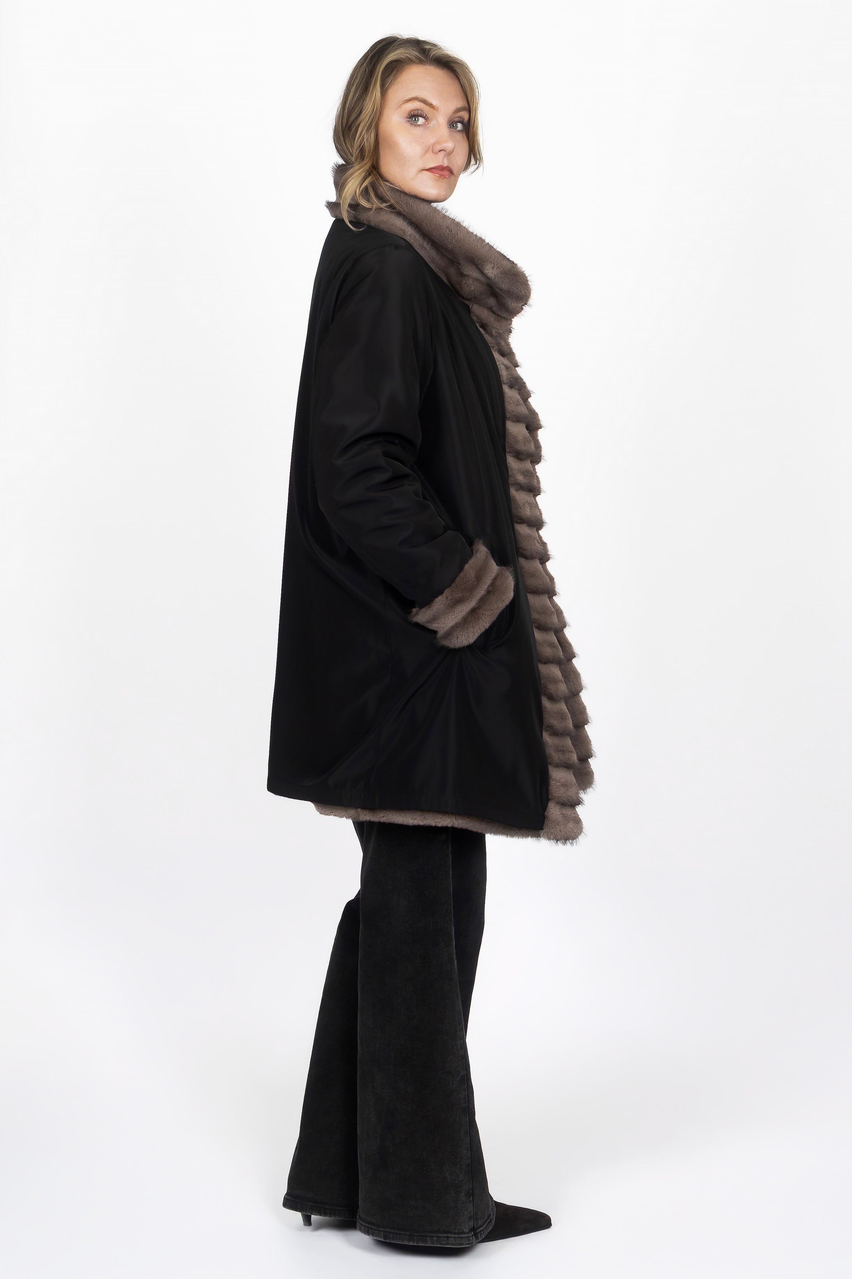 Wendemantel in Taupe/Black mit leicht ausgestellter Passform – rechte Seitenansicht