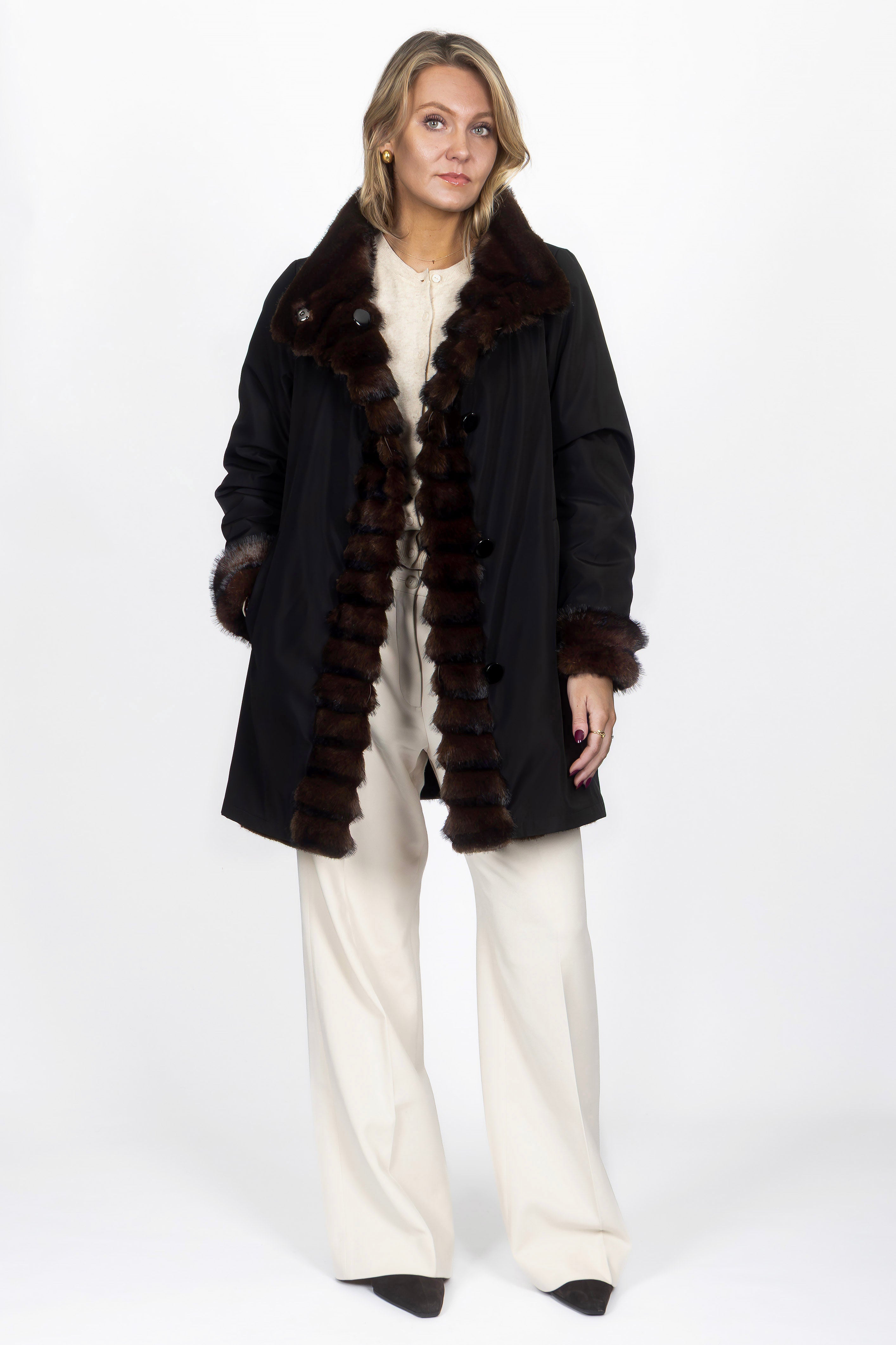 Model trägt den Damen-Wendemantel mit Stehkragen in Black/Darkbrown
