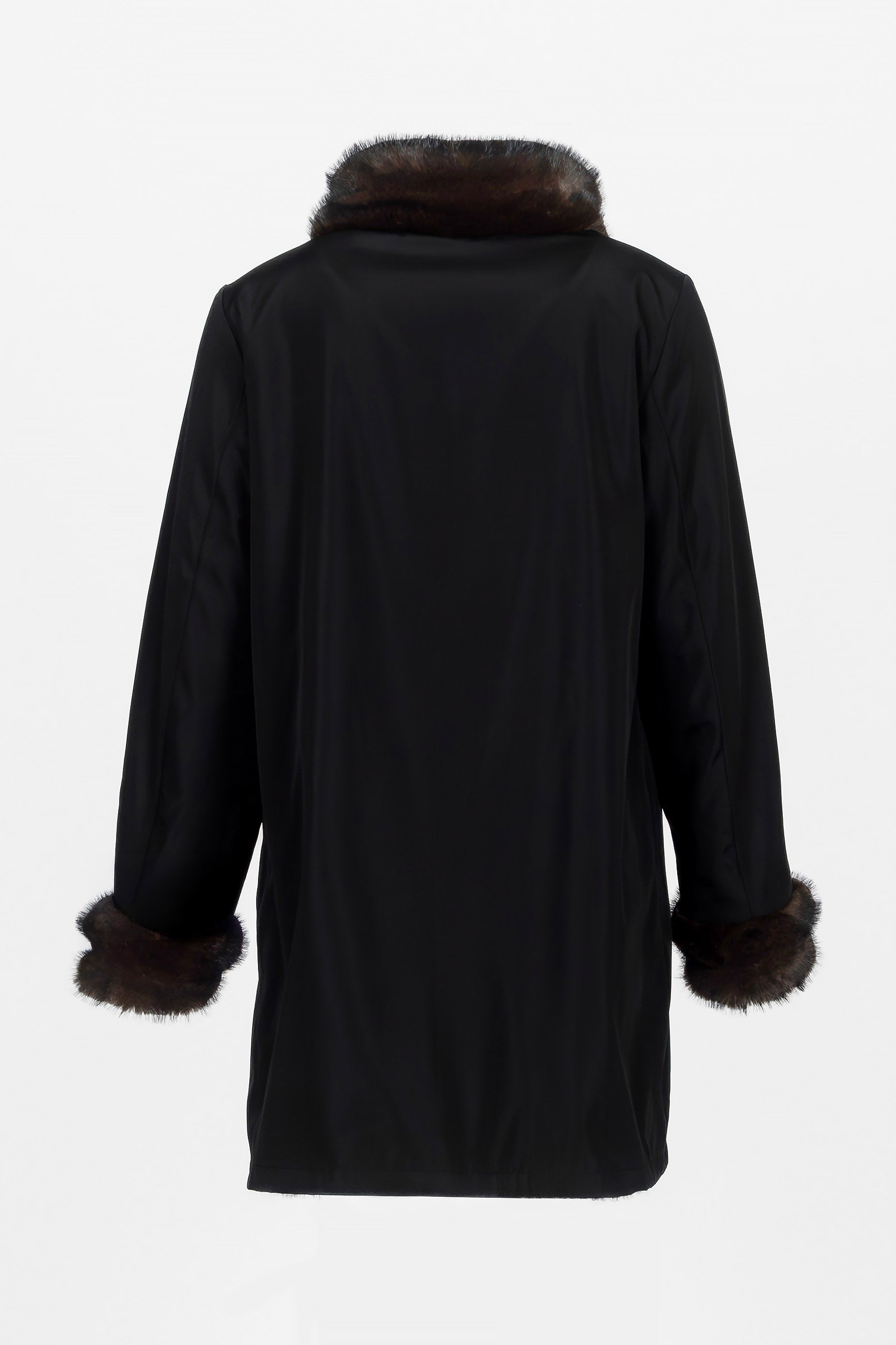 Model trägt den Wendemantel in Black/Darkbrown von hinten