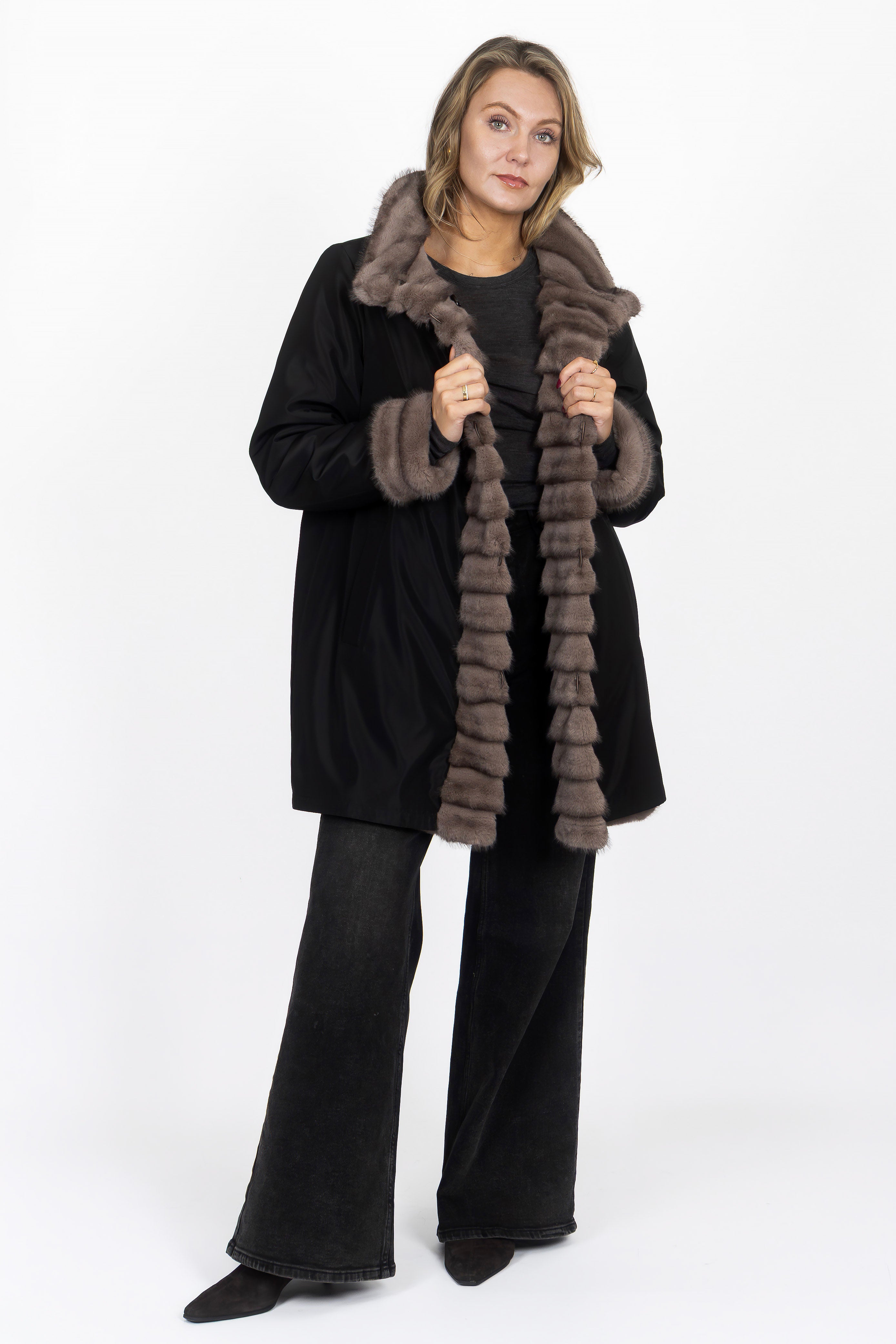 Eleganter Wendemantel in Taupe/Black mit A-Linien-Passform – Vorderansicht
