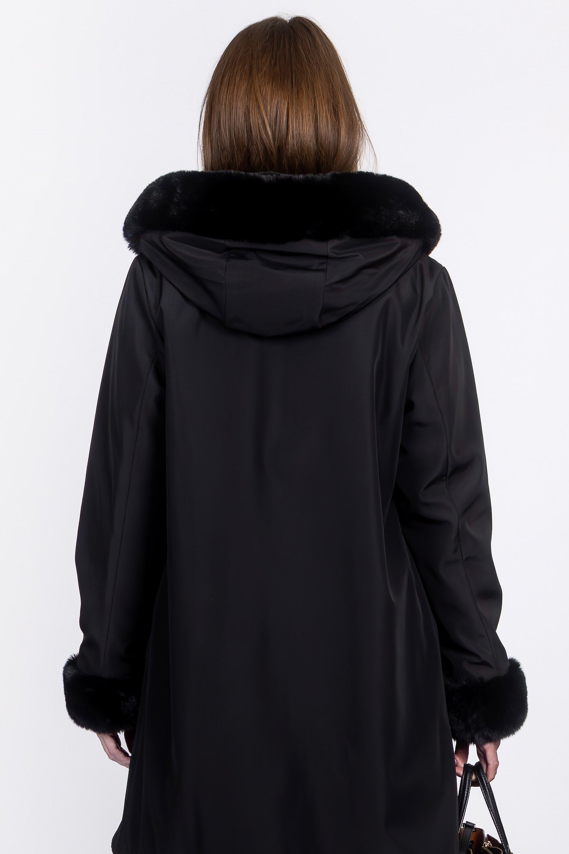 Damen-Wendemantel in Schwarz, Rückansicht.